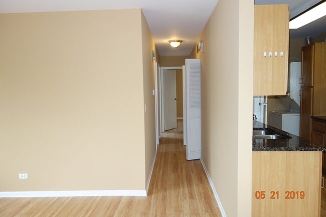 Building Photo - 300 Meadow Ct