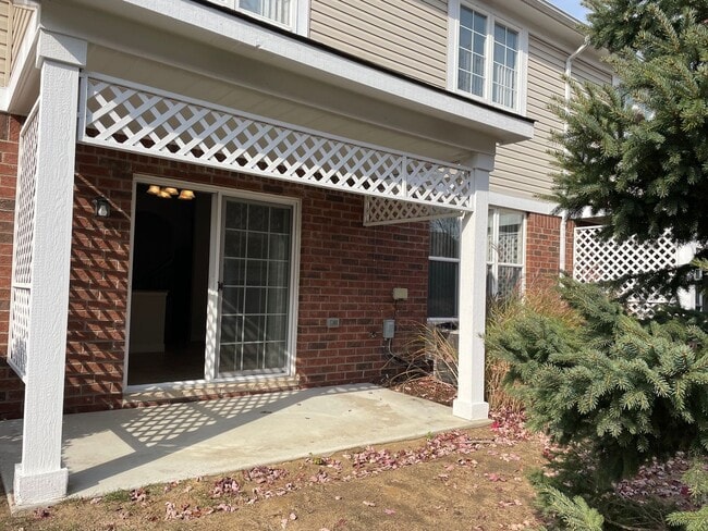 Building Photo - 3 Bedroom, 2 1/2 Bath, Townhouse w/ 2-Car Garage by Stoney Creek, Shelby Township