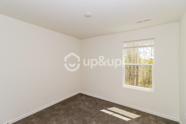 Building Photo - Fantastic 3bd/3ba home! Coming soon!