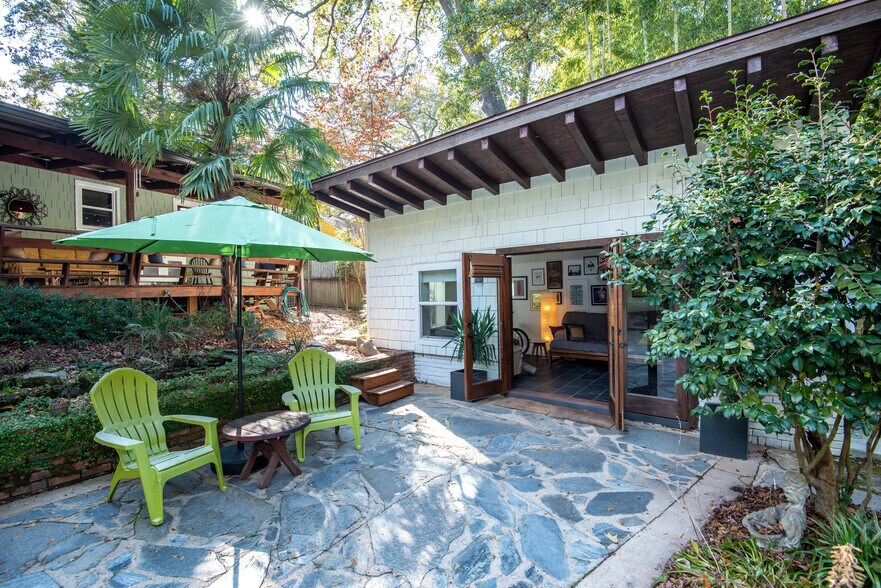 Building Photo - 1096 Oakfield Dr SE