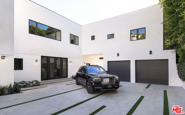 Building Photo - 1378 N Doheny Dr