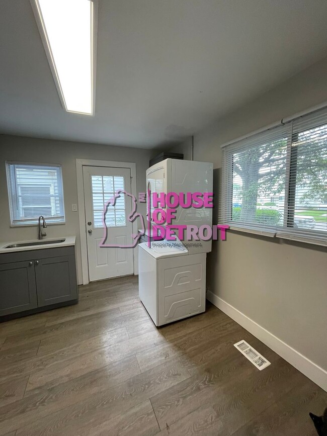 Building Photo - 2 BEDROOM | 1 BATH | FREE PRE SCREEN