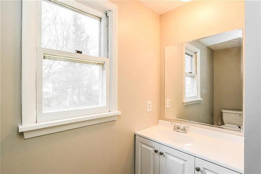 Building Photo - 72 Kinmont Dr