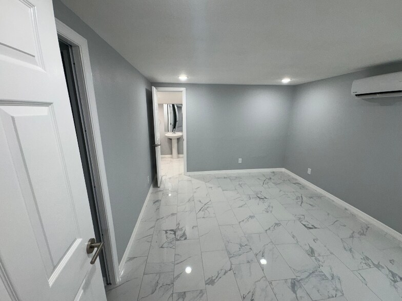 Building Photo - 2690 Sample St
