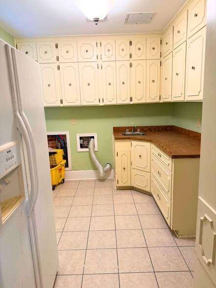 Building Photo - 1400 9th Ave