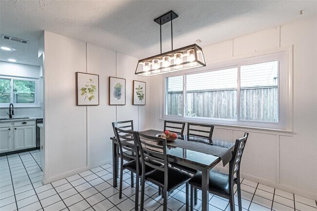 Building Photo - 21306 Castlemont Ln