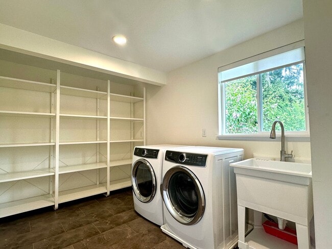Building Photo - 3bd/1.5ba Shoreline Home