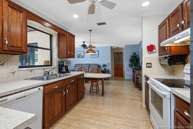 Building Photo - 160 SE Duxbury Ave