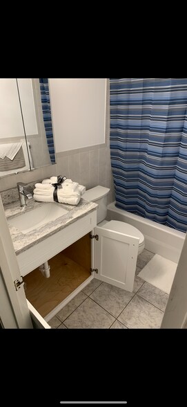 Building Photo - 7101 Ridgewood Ave