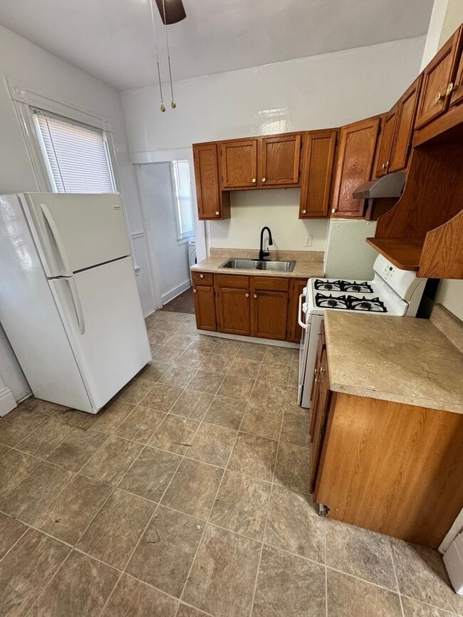 Building Photo - 2 bedroom house in Church Hill! Central air, yard, all electric and laundry!