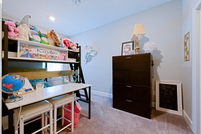 Building Photo - 1832 SE Roxy Way