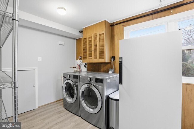 Building Photo - 6616 Beverly Ave