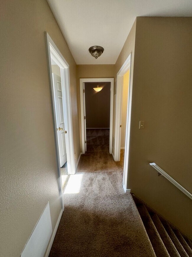 Building Photo - Charming 4 Bedroom close to Patty Jewett Golf Course