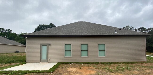 Building Photo - Home for Rent in Jasper, AL...Available to...