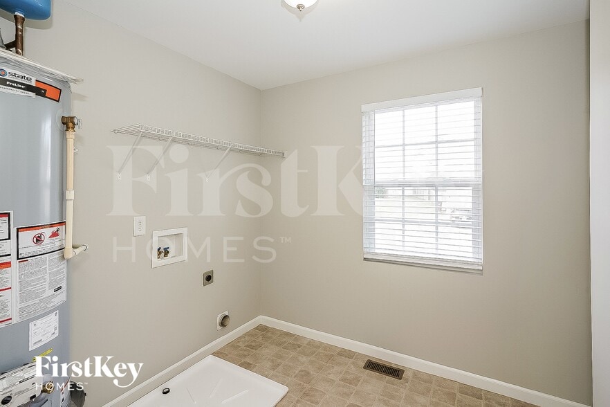 Building Photo - 1692 Comanche Run