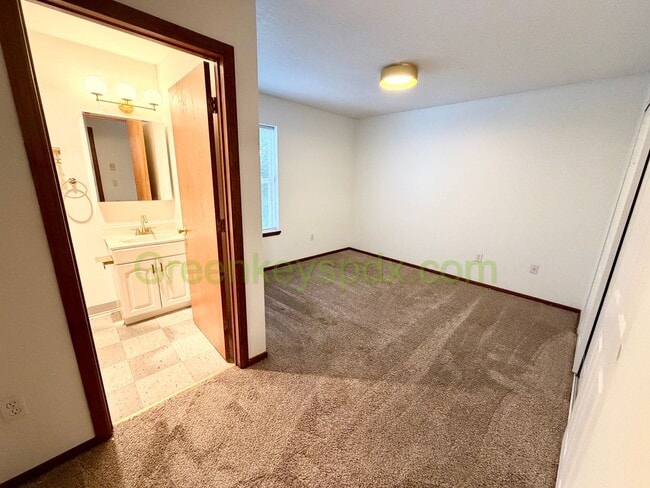 Building Photo - Muliti-level 2 Bedroom 2 Bath Townhouse in St.Johns