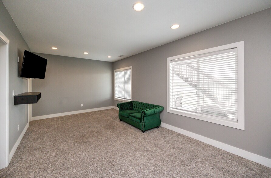 Building Photo - 9440 Rushbrook Dr