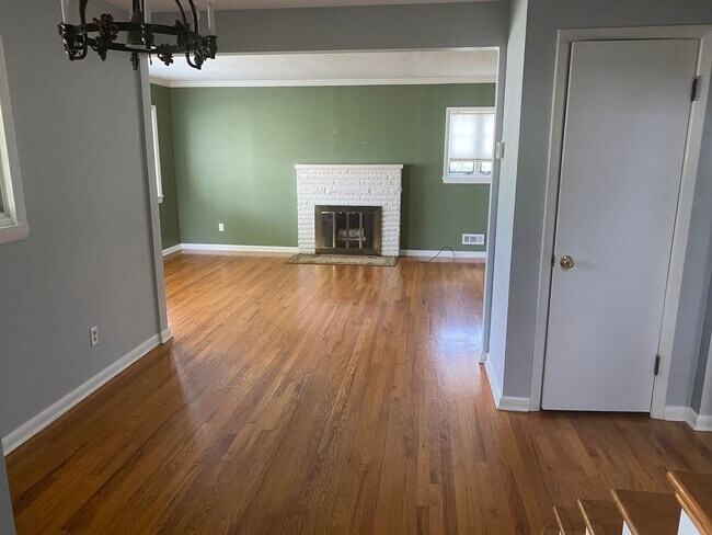 Building Photo - 3 Bedroom 1.5 Bathroom Single Family Home in Upper Arlington. OH