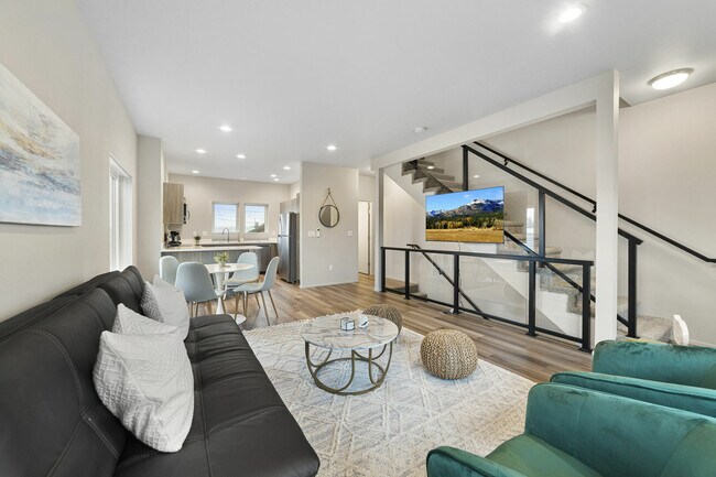 Building Photo - 904 21st St