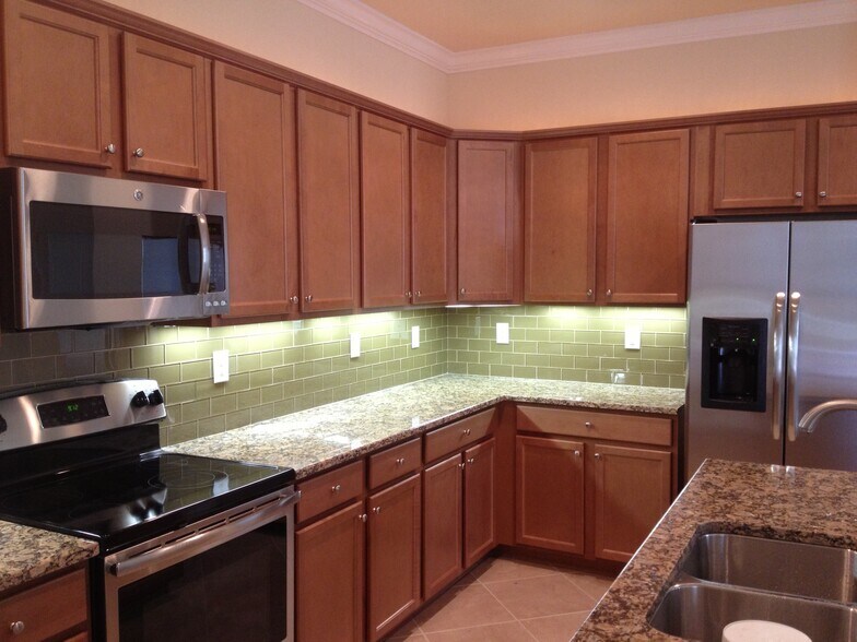 Kitchen w/ Island Granite and tiled Backsplash, Stainless Steel Appliances - 10510 Yorkstone Dr