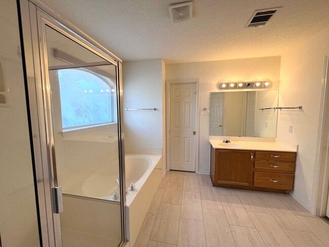 Building Photo - Single Story 4 Bedrooms 2 Bathrooms Home for Rent in Prime Northwest of Austin Location, nearby A...