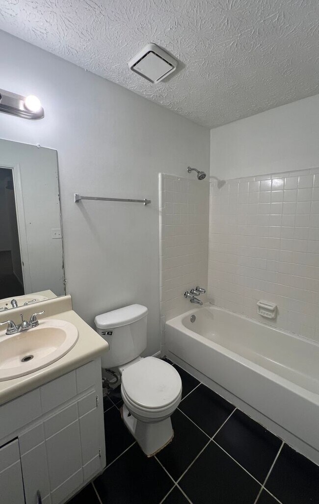 Building Photo - THE PERFECT 3 BEDROOM 2 BATHROOMS RANCH HOME FOR YOUR FAMILY!