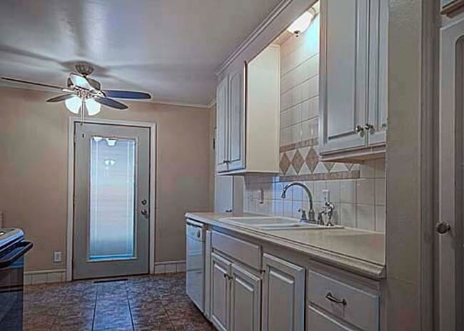 Building Photo - Great Aksarben location!