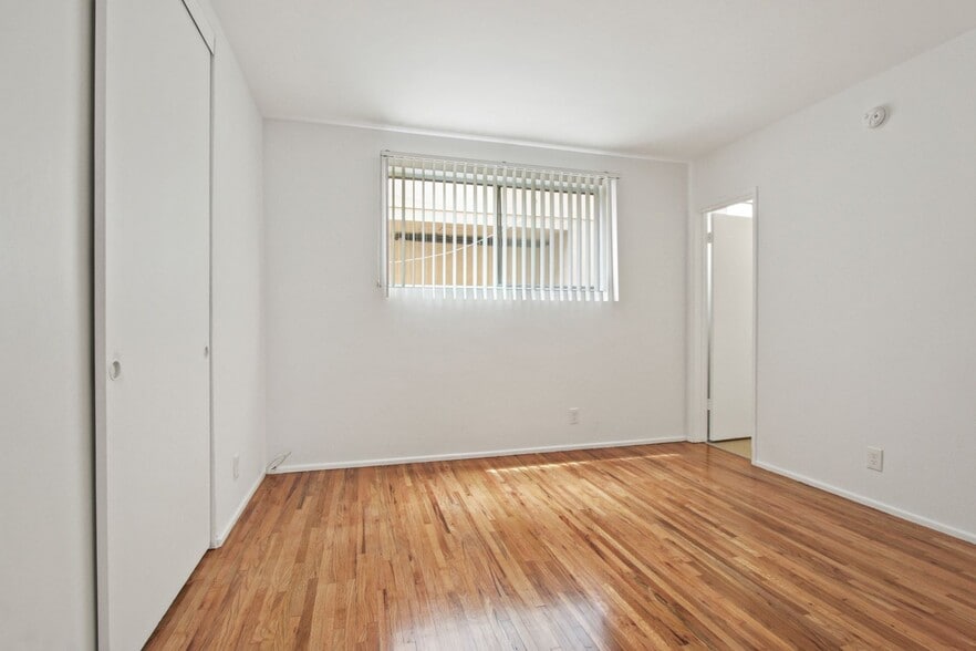 Building Photo - 10910 Santa Monica Blvd