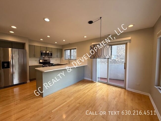 Building Photo - 220 Des Plaines Ave