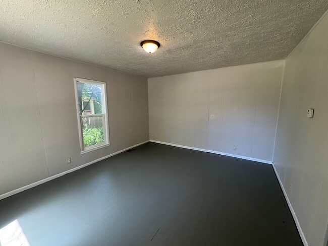 Building Photo - $795 - 2 bed 1 bath - Single Family Home