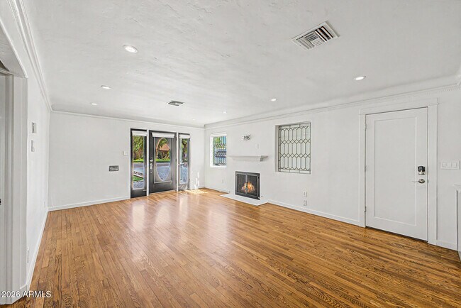 Building Photo - 521 W Mariposa St