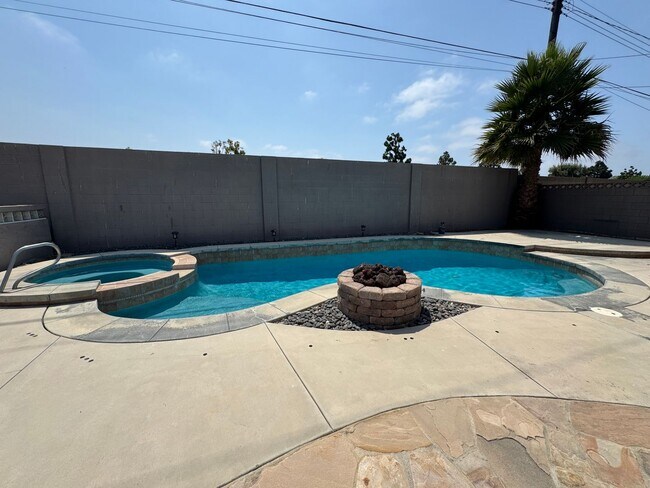 Building Photo - Beautiful 3Bd/2Ba Home With Pool Located I...