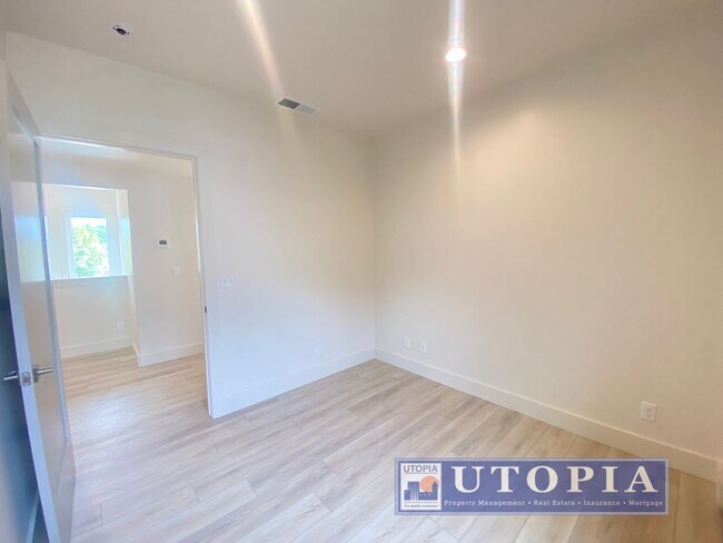 Building Photo - 3Bd/2Ba Townhouse Style Home with Office/Den and Garage- Centrally Located, Easy Commute