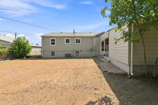 Building Photo - $2,590.95 with $300 Off The First Month's Rent, 4 Beds - 2 Bath, Single Family Home in Denver wit...