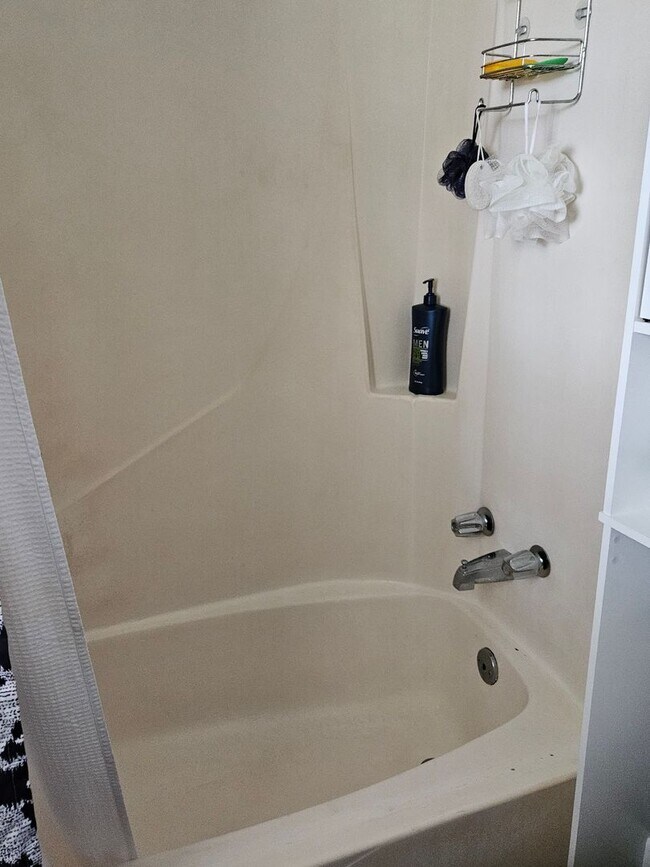 Building Photo - 3 BEDROOM