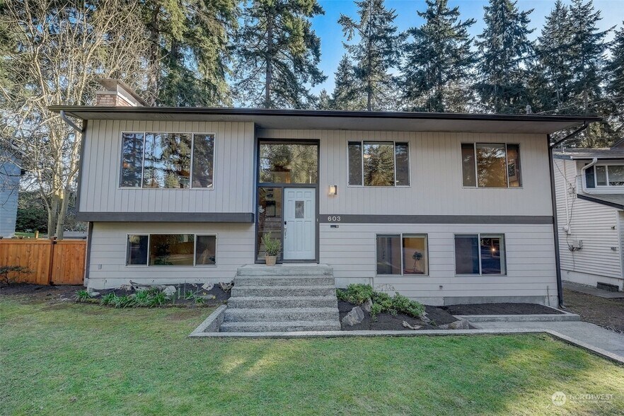Building Photo - 603 N 179th St
