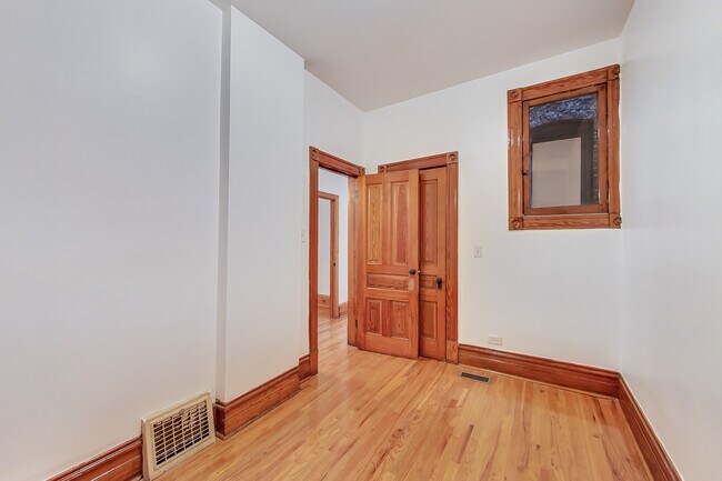 Building Photo - 1138 W Addison St