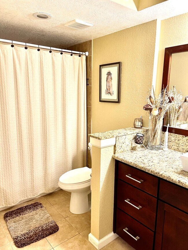 Building Photo - Centrally Located Roseville Condo