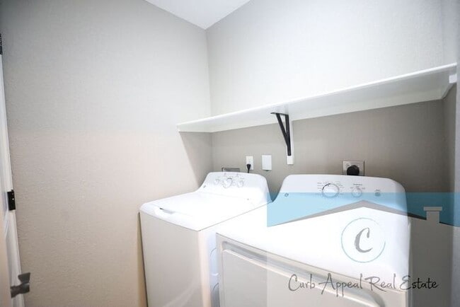 Building Photo - Luxury 2 bed, 1 bath duplex with garage- recent construction!! Washer, dryer and internet, cable ...