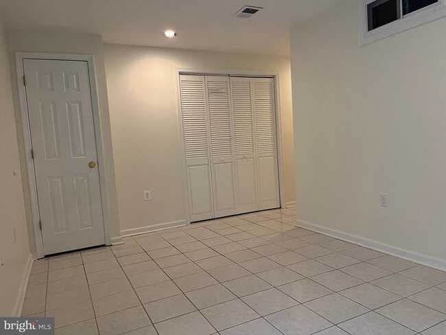 Building Photo - 20 Mabel Ln