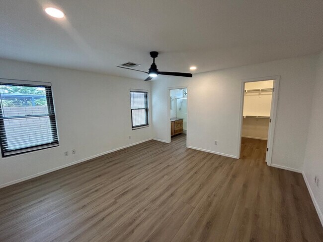 Building Photo - 3126 W Zachary Dr