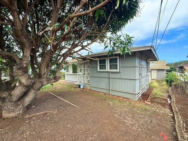 Building Photo - Partially Renovated 3 Bedroom / 2 Bathroom Main House – 1,400 Sq Ft