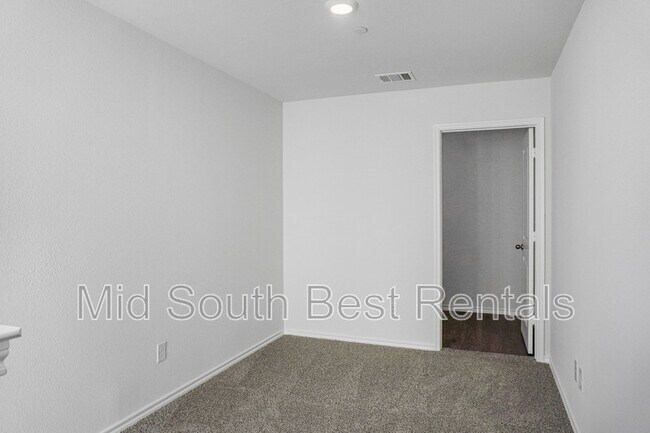 Building Photo - 220 Redwood Rd