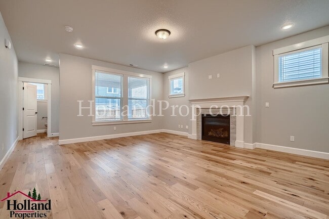 Building Photo - Luxurious South Hillsboro Home with a Fenced Backyard!