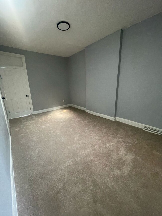 Building Photo - Three Bedroom One Bathroom Ready For ASAP ...