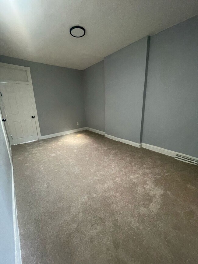 Building Photo - Three Bedroom One Bathroom Ready For ASAP Move In