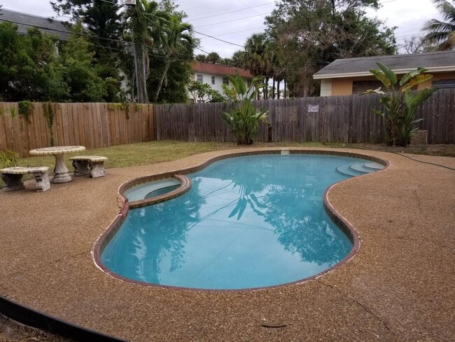 Building Photo - 215 SW 1st Ct