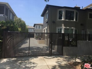 Building Photo - 1121 N Sweetzer Ave