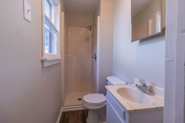 Building Photo - 2807 Flora Dr