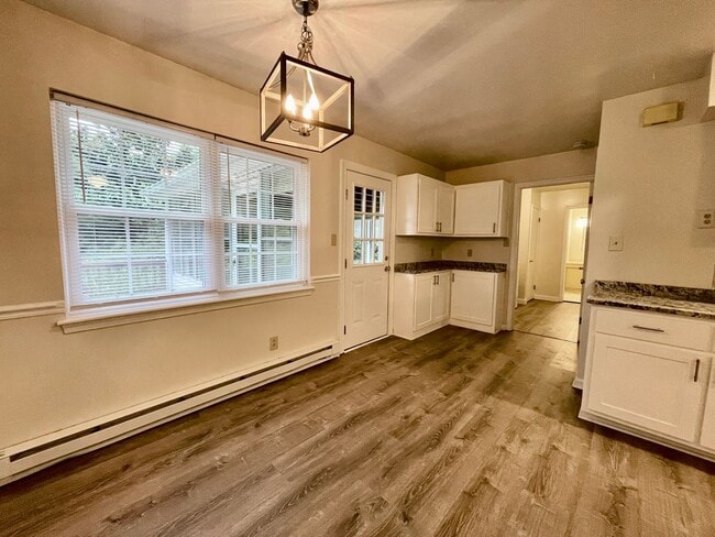 Building Photo - Waterfront Ranch Home - Excellent School Z...